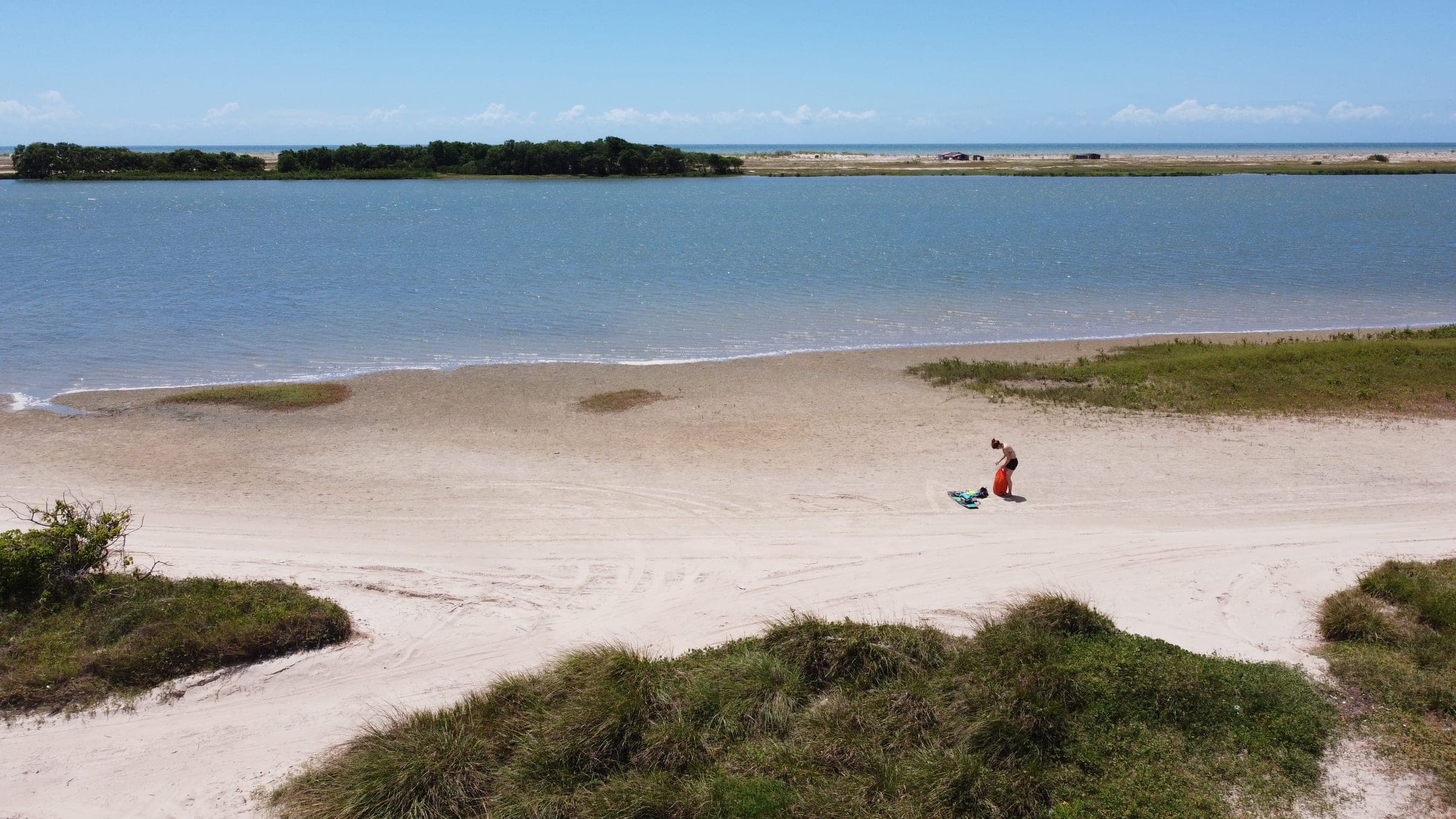 A lagoa de Ilha do Guajiru: água turquesa e bancos de areia branca